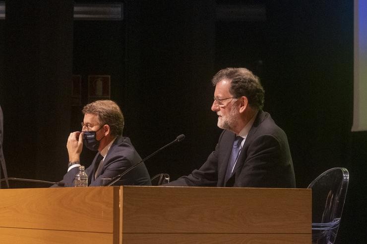 O expresidente do Goberno Mariano Rajoy (d) e o presidente da Xunta de Galicia Alberto Núñez Feijóo (i), na presentación do libro ?Política para adultos?. no Auditorio Abanca, a 3 de decembro de 2021, en Santiago de Compostela.. César Arxina - Europa Press 