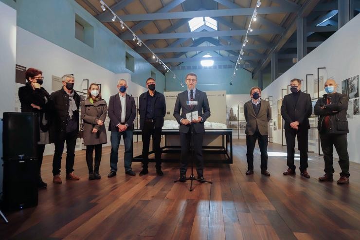 O alcalde de Madrid e portavoz nacional do PP, José Luís Martínez-Almeida (3d), e o presidente da Xunta de Galicia, Alberto Núñez Feijóo (centro), durante unha visita á exposición 'Antonio Palacios. Soños de modernidade, compromiso con Galicia'.. Marta Vázquez Rodríguez - Europa Press 