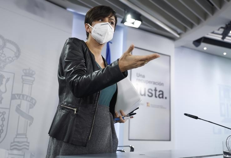 A ministra de Política Territorial e portavoz do Goberno, Isabel Rodríguez, conversa cos xornalistas tras unha rolda de prensa posterior a unha reunión do Consello de Ministros, a 7 de decembro de 2021, en Madrid (España).. Eduardo Parra - Europa Press 