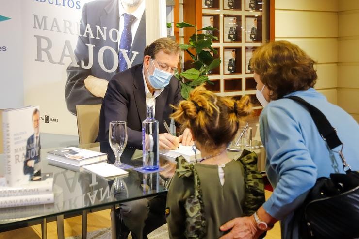 O expresidente do Goberno, Mariano Rajoy, asina o seu novo libro, 'Política para adultos', no Corte Inglés de Vigo, o 7 de decembro de 2021.. Marta Vázquez Rodríguez - Europa Press 