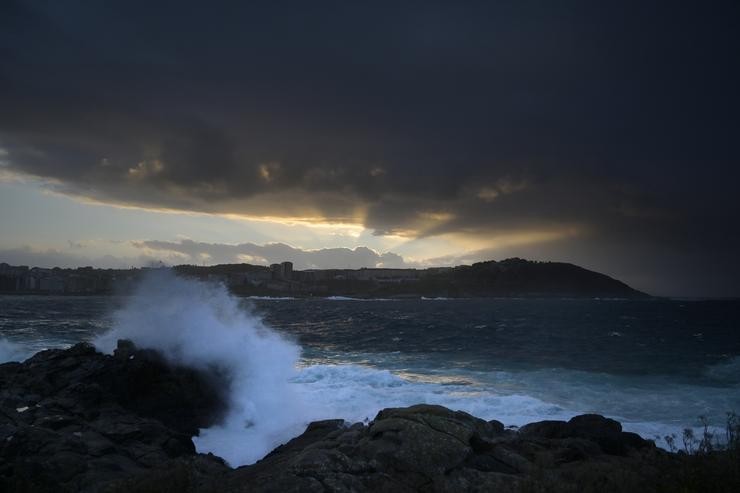 Forte ondada como consecuencia da borrasca Varra, a 7 de decembro de 2021, na Coruña 