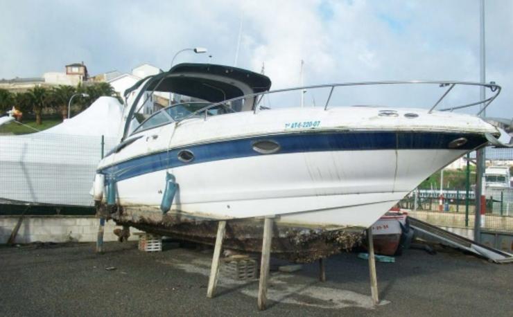 Embarcación abandonada no porto de Ribadeo (Lugo) que saca á venda Portos de Galicia. PORTOS DE GALICIA 