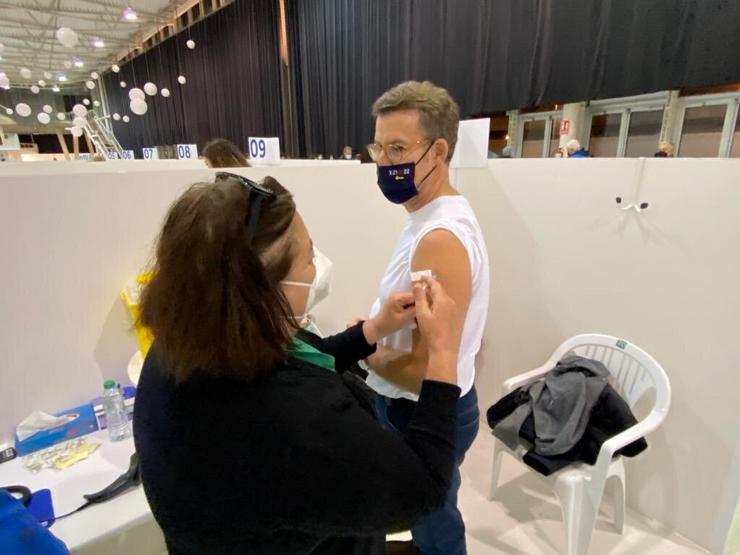O presidente da Xunta, Alberto Núñez Feijóo, recibe a terceira dose da vacina contra a Covid-19. PERFIL OFICIAL DE TWITTER DO PRESIDENTE / Europa Press
