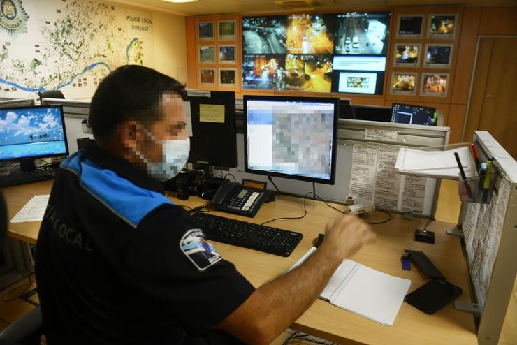 Arquivo - Sala central de control na comisaría da Policía Local de Ourense, a 2 de outubro de 2021, en Ourense, Galicia, (España). Debido ás recentes aglomeracións nalgunhas cidades galegas, a Policía Local de Ourense e a Policía Autonómic. Rosa Veiga - Europa Press - Arquivo / Europa Press