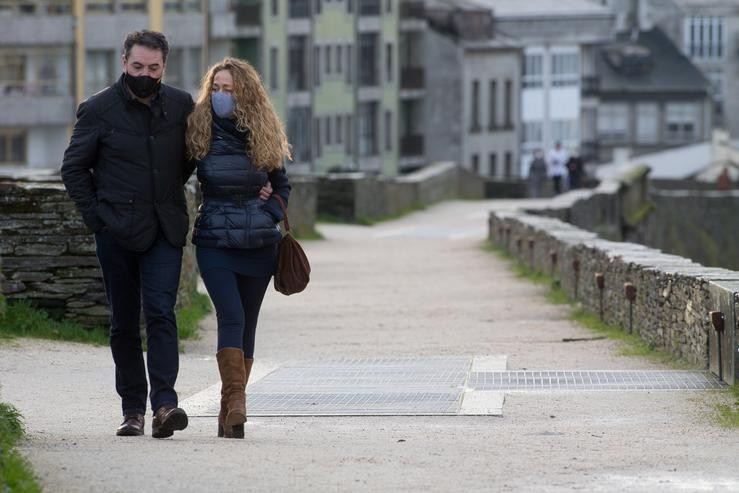 Unha parella pasea polo adarve da Muralla Romana en Lugo. Carlos Castro - Europa Press 