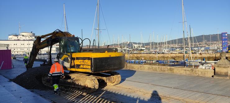 Un operario traballa nas obras de acondicionamento do paseo vigués. AUTORIDADE PORTUARIA DE VIGO