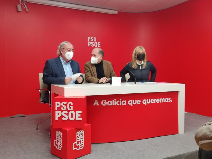 O deputado do PSdeG no Congreso Guillermo Meijón, o senador Xoaquín Fernánez Leiceaga e a parlamentaria Ana Prieto / Europa Press