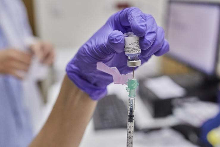 Unha enfermeira prepara a vacina contra o coronavirus 