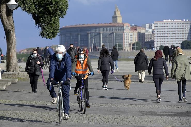 Varias persoas camiñan por un paseo marítimo na Coruña. M. Dylan - Europa Press 