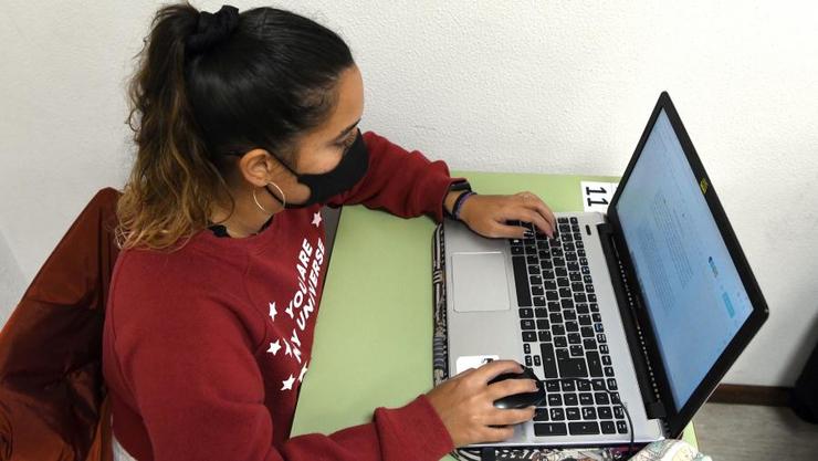 Unha estudante cun ordenador portátil/ Santi Alvite