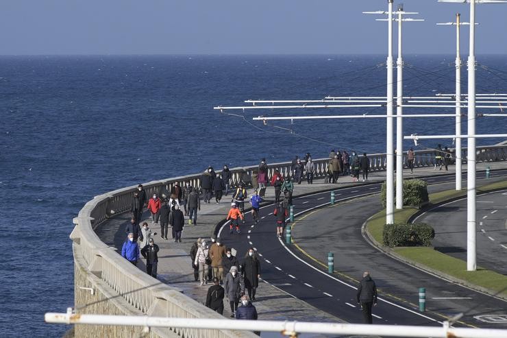 Varias persoas camiñan por un paseo marítimo na Coruña. M. Dylan - Europa Press 