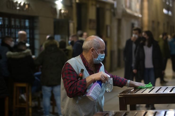 Un camareiro limpa unha mesa nunha terraza de Lugo / Carlos Castro - Europa Press.