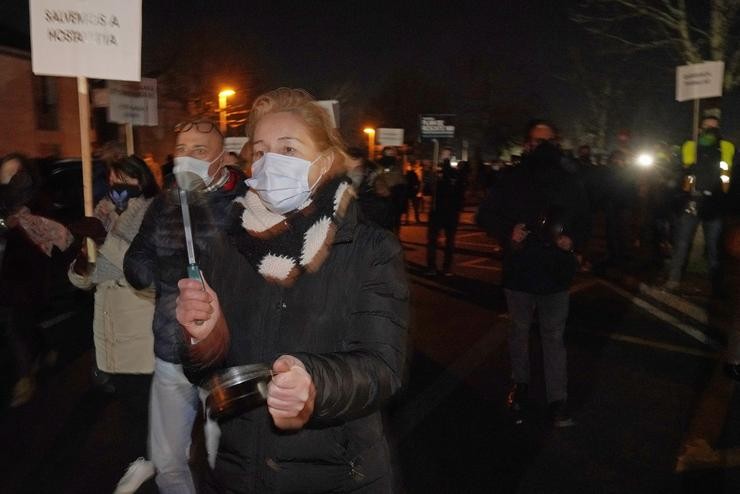 Unha muller protesta fronte á casa de Feijóo. Álvaro Ballesteros - Europa Press / Europa Press