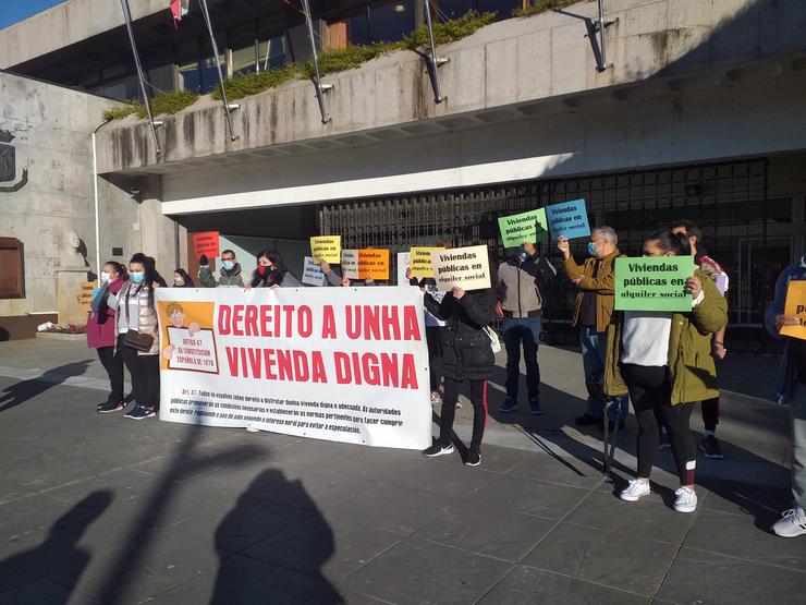 Concentración de veciños do poboado chabolista de Navia, en Vigo, para reclamar alugueres sociais que lles permitan acceder a unha vivenda, ante o inminente desaloxo do asentamento, previsto para febreiro de 2021. / Europa Press