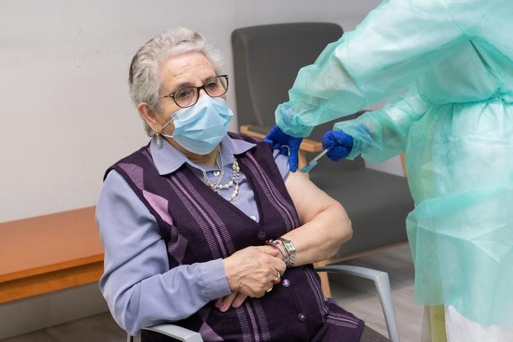 Nieves Cabo, compostelá de 82 anos residente do centro Porta do Camiño de Santiago, recibe a segunda dose da vacina de Pfizer-BioNTech / Xunta.  / Europa Press