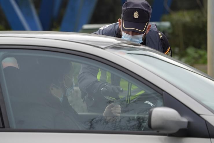Un axente da Policía Local realiza un control de mobilidade na saída de Santiago de Compostela cara á estrada de Ourense, no barrio de Castiñeiriño. Álvaro Ballesteros - Europa Press