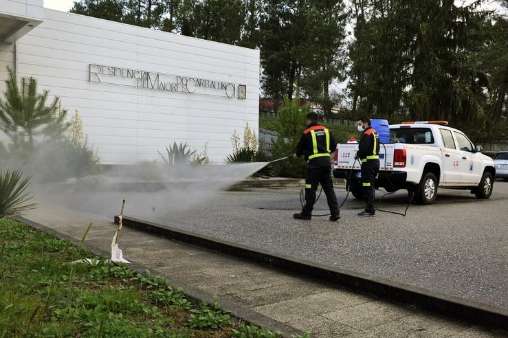 Operarios do Grupo Municipal de Emerxencias desinfectan a fachada da Residencia de Maiores do Carballiño / Rosa Veiga - Europa Press - Arquivo. / Europa Press