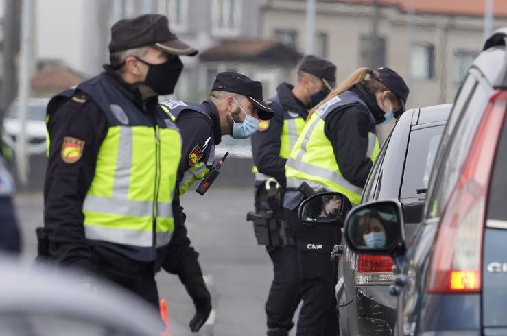 Varios axentes da Policía Local realizando un control de mobilidade na saída de Santiago de Compostela 