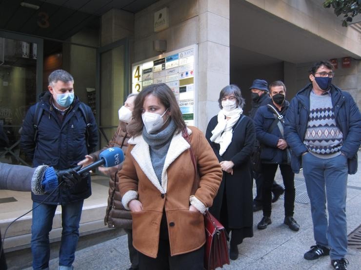 A avogada do equipo de Dereitos Humanos do Grupo Avogados Novos de Vigo Irene Álvarez Francés comparece ante os medios xunto a familiares de Bóveda, Caamaño e Paz / Europa Press