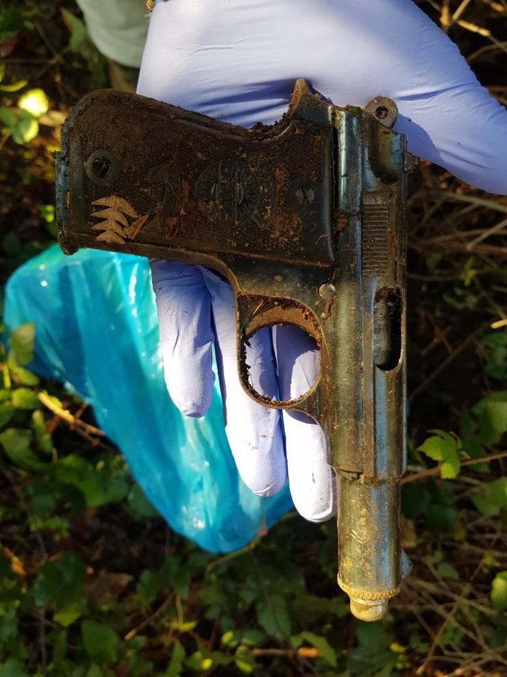 Pistola achada preto do crime dunha muller en Oza-Cesuras (A Coruña). GARDA CIVIL 