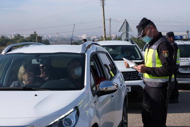 Axentes da Policía Nacional realizan controis de mobilidade á entrada da localidade de Manacor, Mallorca, Illas Baleares (España), a 12 de novembro de 2020.. Isaac Buj - Europa Press - Arquivo