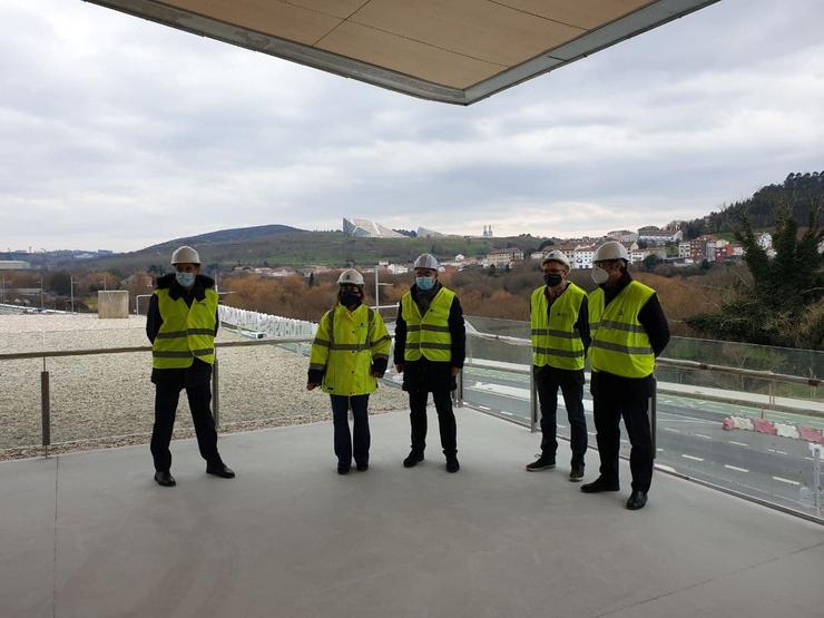 O alcalde de Santiago, Xosé Sánchez Bugallo, visita as obras xunto á conselleira de Infraestruturas, Ethel Vázquez. CONCELLO DE SANTIAGO 