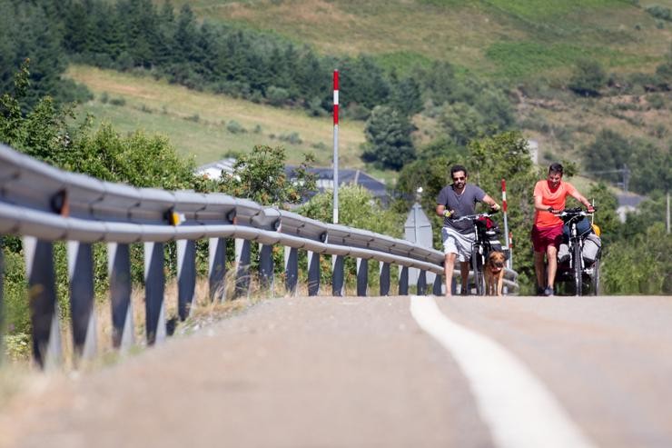 Marcos e Edu, peregrinos arxentinos afincados en Cantabria, realizan a ruta xunto ao seu can Scubby e soben ao Alto do Poio, mentres os peregrinos retornan ao Camiño francés da Ruta Xacobea case un mes despois do fin do estado de alarma polo cor. Carlos Castro - Europa Press - Arquivo 