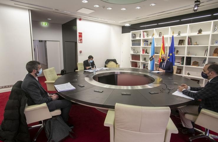 Reunión do vicepresidente económico da Xunta, Francisco Conde, co presidente da Fegamp, Alberto Varela. CONCHI PAZ / Europa Press