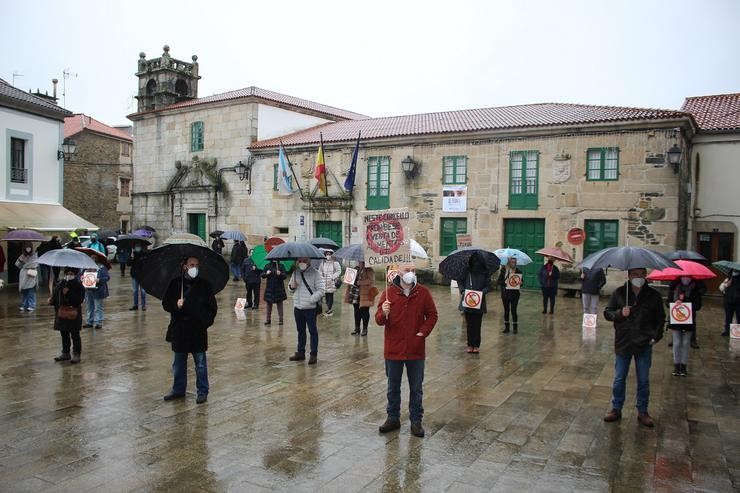 Concentración para pedir ao Concello de Melide (A Coruña) a reapertura do mercado dominical. SINDICATO LABREGO GALEGO / Europa Press