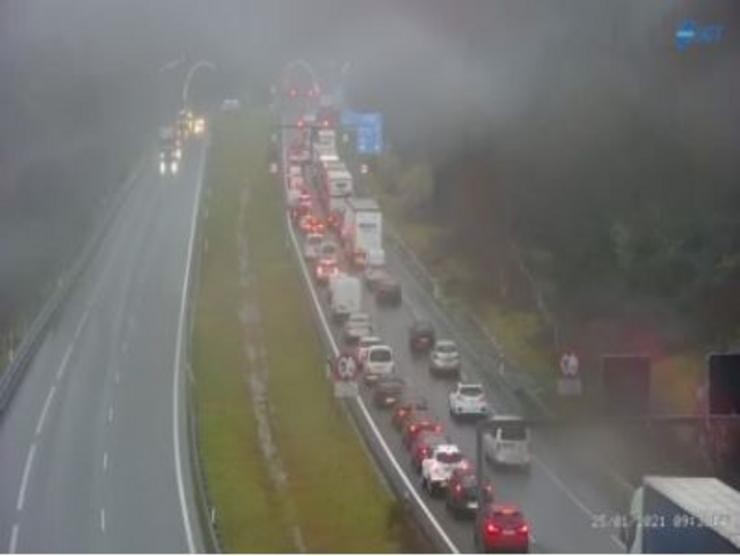 Retención de vehículos na autovía A-52, á entrada do túnel da Cañiza, en dirección Ourense/.. DGT