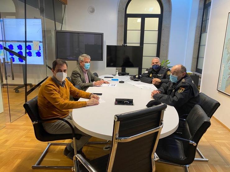 O director xeral de Defensa do Monte, Manuel Rodríguez, xunto a Víctor Manuel Leiva, novo coordinador do Seprona en Galicia, así como con Manuel Carlos Rico Noceda, xefe de grupo de incendios, e Claudio Emilio Amboage, subjefe de incendios da UPA. XUNTA / Europa Press