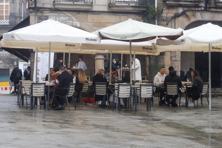 Varias persoas na terraza dun bar un día antes do peche da hostalaría, en Vigo,  a 26 de xaneiro de 2021.. Marta Vázquez Rodríguez - Europa Press