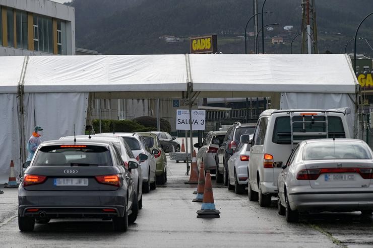 Filas de coches para recoller o test de saliva na Avenida de Arsenio Igrexas en Arteixo, A Coruña.. M. Dylan - Europa Press 