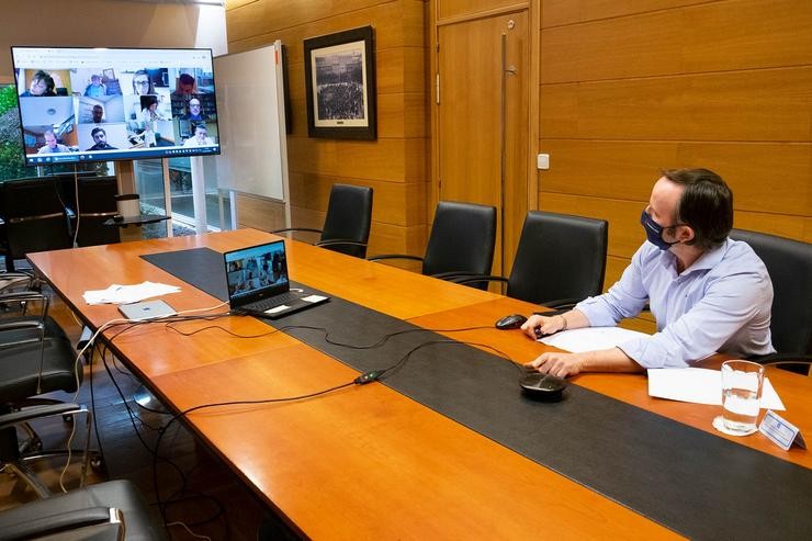 O director xeral de Atención Integral Sociosanitaria, Antón Acevedo, atende aos medios de forma telemática tras participar na reunión do comité asesor sociosanitario. XOÁN CRESPO 