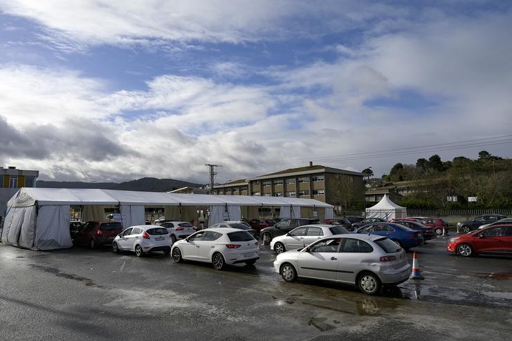 Filas de coches para recoller o test de saliva na Avenida de Arsenio Igrexas en Arteixo, A Coruña, Galicia (España), a 24 de xaneiro de 2021.. M. Dylan - Europa Press 