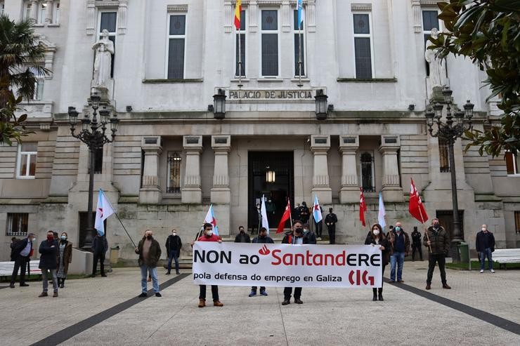 Delegados da CIG concéntranse coincidindo co xuízo por despedimento de tres traballadores do Banco Santander e delegados deste sindicato. CIG / Europa Press