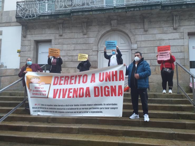 Veciños do poboado chabolista de Navia, en Vigo, concéntranse ante o Museo Marco de Vigo para reclamar unha solución ante o seu inminente desaloxo. / Europa Press