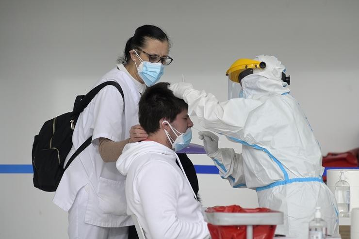 Un home sométese a un test de antíxenos nun dispositivo de cribado masivo na Coruña pola pandemia de covid-19. 
