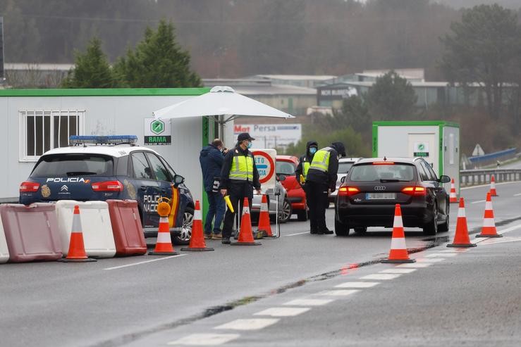 Varios axentes da Policía Nacional paran vehículos nun control na fronteira da Ponte Internacional Tui-Valença, a 31 de xaneiro de 2021 