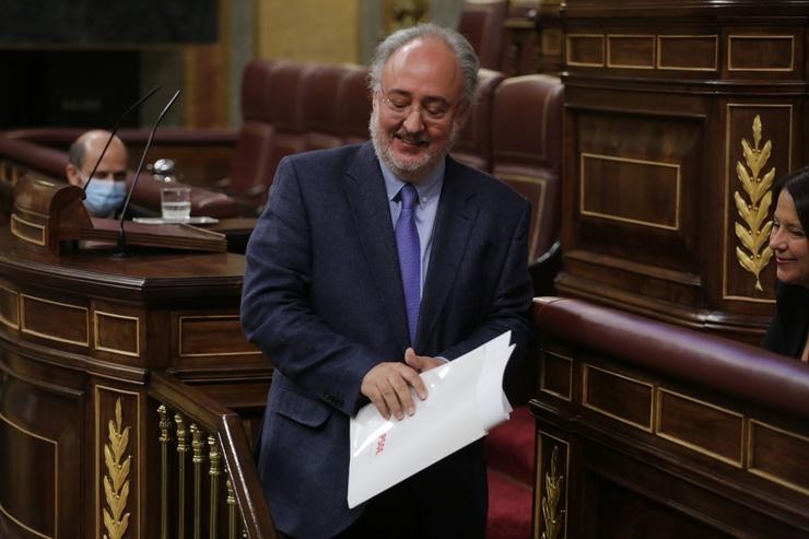 O deputado socialista Guillermo Meijón abandona a tribuna tras a súa intervención no Congreso dos Deputados durante a sesión plenaria na que se debate o Decreto Lei 21/2020, ou decreto da ?nova normalidade?, que rexe en España desde o termo. Pool - Arquivo / Europa Press