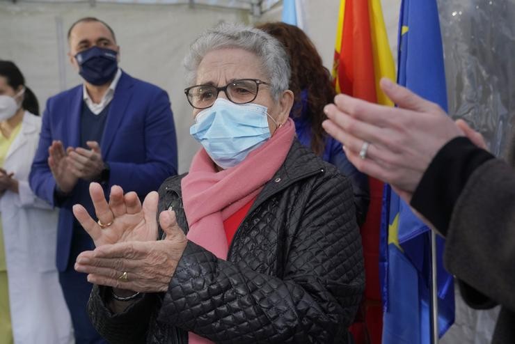 Neves Cabo Vidal, unha muller de 82 anos residente do centro de maiores Porta do Camiño de Santiago, aplaude tras converterse na primeira persoa en recibir a vacina contra a Covid-19 en Galicia, en Santiago de Compostela. Álvaro Ballesteros - Europa Press