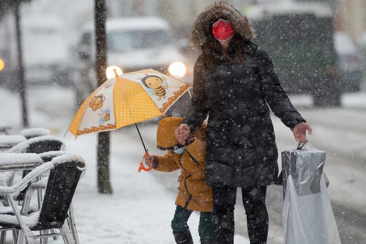Unha nai e o seu fillo camiñan no medio dunha gran nevada en Becerrea, en Lugo, Galicia (España), a 4 de decembro de 2020. Hoxe produciuse a primeira gran nevada do outono na montaña lucense. A intensa nevada que está a caer sobre o centro da. Carlos Castro - Europa Press - Arquivo 