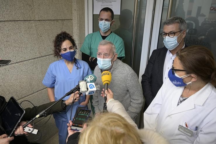 Juan Molina de 86 anos e procedente de Úbeda, Xaén, ofrece declaracións aos medios tras ser o primeiro vacinado contra a Covid-19 na Coruña. M. Dylan - Europa Press / Europa Press