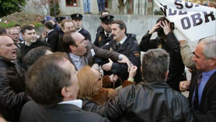 Imaxe de arquivo da xornada na que 200 cargos do PP tentaron entrar pola forza ao Parlamento Galego. 2005. /EFE