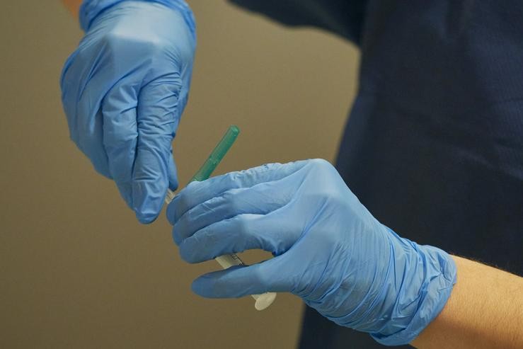 Unha traballadora sanitaria manipula o material necesario para administrar a vacina contra a COVID-19. Eduardo Sanz - Europa Press