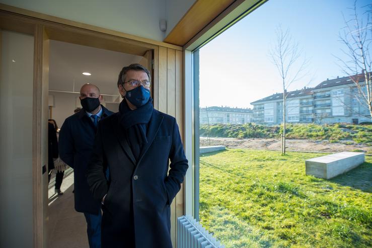 O presidente da Xunta, Alberto Núñez Feijóo, na súa visita ao centro de saúde de Milladoiro, en Ames (A Coruña). ANA VARELA 