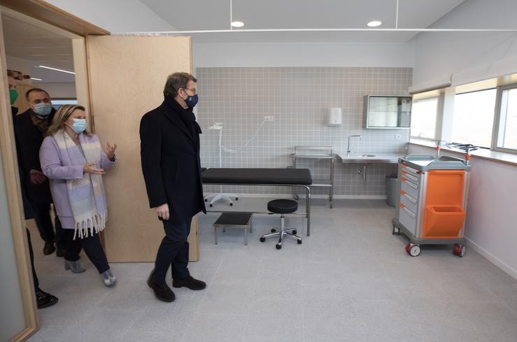 O presidente da Xunta, Alberto Núñez Feijóo, na súa visita ao novo centro de saúde de Milladoiro, en Ames / Europa Press