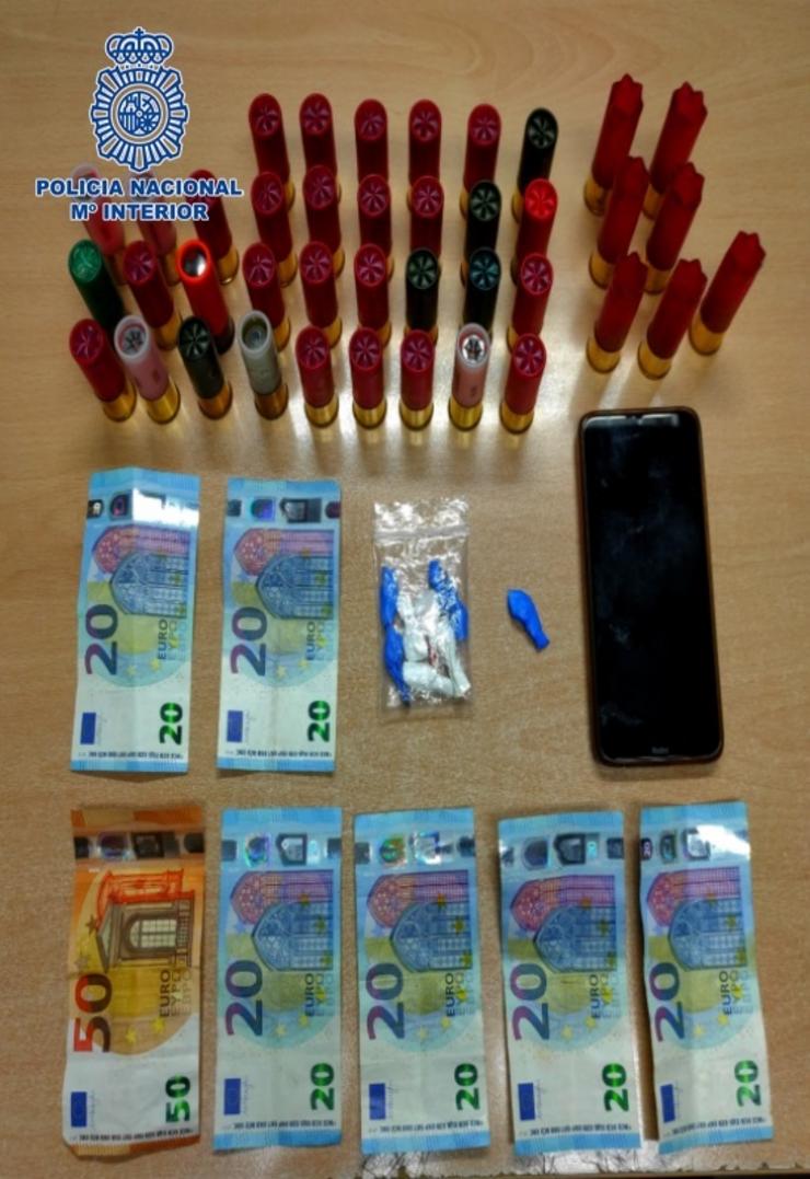 Diñeiro e efectos intervidos a un veciño de Marín (Pontevedra) detido por trapicheo de drogas.. POLICÍA NACIONAL 