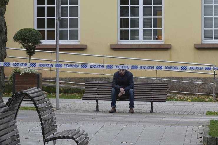 Un home permanece sentado nun banco de Carballo/ M. Dylan - Europa Press - Arquivo.