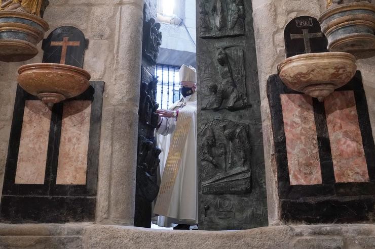 O Arcebispo De Santiago, don Julián Barrio, durante o acto solemne de apertura da Porta Santa da Catedral de Santiago. Álvaro Ballesteros - Europa Press 